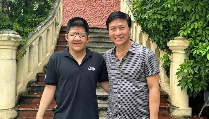 Diễn viên Quốc Tuấn và con trai.