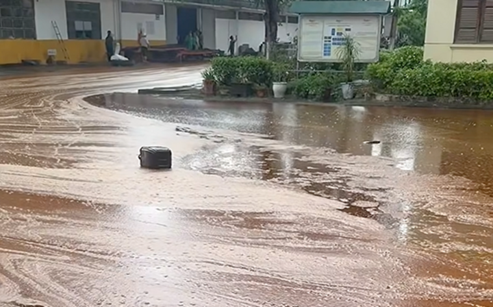 Mật mía chảy khắp khuôn viên công ty sau khi sét đánh trúng kho chứa.