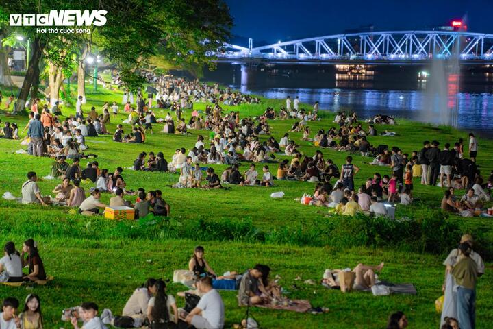 Lượng du khách tăng vọt trong 2 kỳ nghỉ lễ liên tiếp làm doanh thu từ du lịch ở Huế đạt con số ấn tượng.