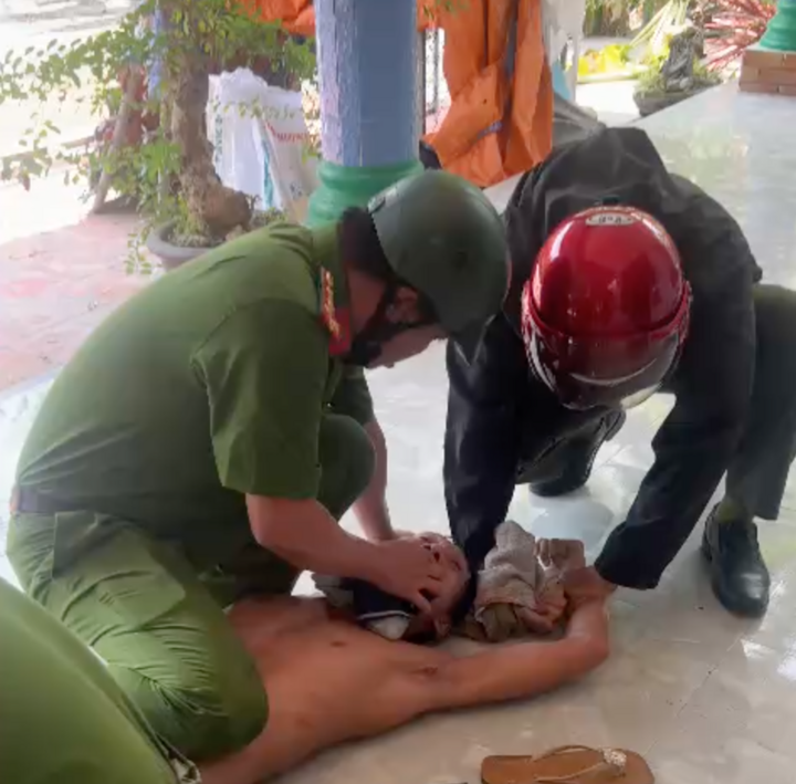Lực lượng chức năng khống chế nghi phạm.