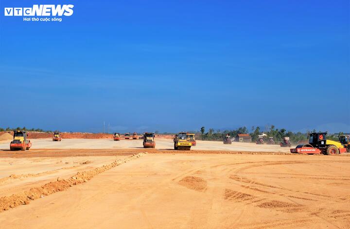 Ban ngày trên công trường, không khí “3 ca 4 kíp” diễn ra khẩn trương, thi công liên tục không nghỉ.