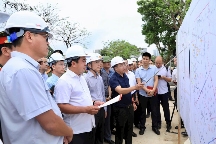 Bí thư Thành ủy Hà Nội Trần Đức Thắng kiểm tra tiến độ thi công hồ điều hòa Phú Đô (Ảnh: QT/HNM)