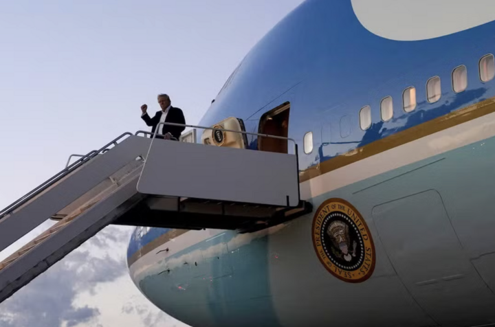 Tổng thống Mỹ Donald Trump trên chuyên cơ Không lực Một. (Ảnh: Reuters)