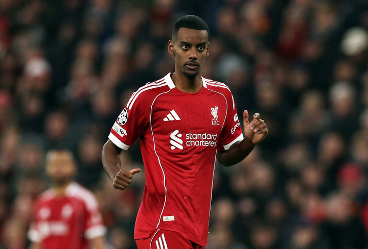 Tiền đạo Alexander Isak nhiều khả năng không thể ra sân trong trận đấu với Manchester United vì vấn đề thể lực. (Nguồn: Reuters)
