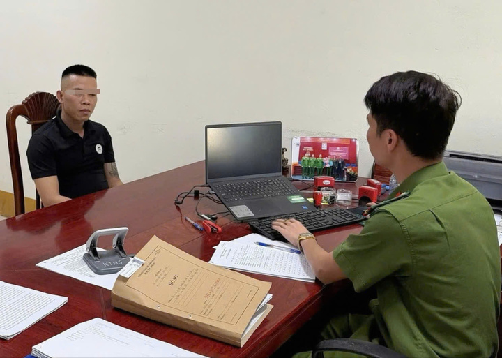 Công an xã Hiệp Hòa làm việc với N.V.G. (Ảnh: Công an xã Hiệp Hòa).