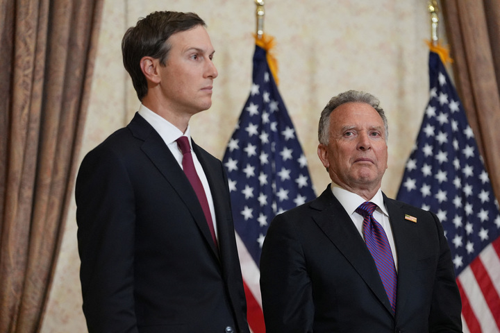 Đặc phái viên của Tổng thống Mỹ Donald Trump, ông Steve Witkoff (phải) tại Islamabad, Pakistan. (Ảnh: Reuters)