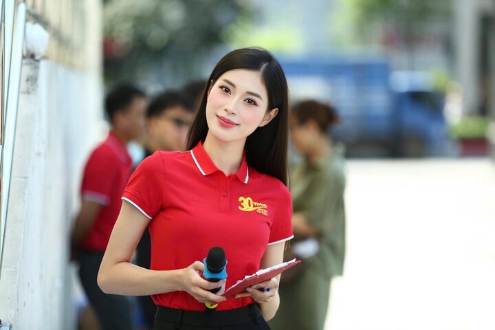 Cô gây chú ý nhờ ngoại hình xinh đẹp, chiều cao 1,76m và nền tảng chuyên môn vững vàng.