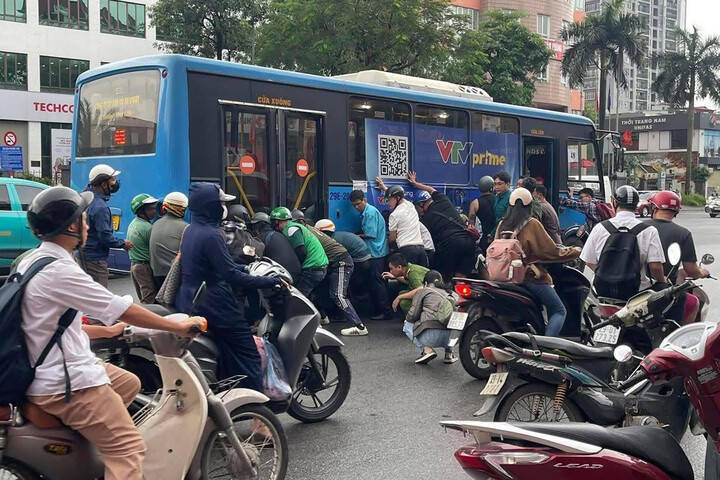 Người dân nâng xe buýt cứu người phụ nữ mắc kẹt dưới gầm xe.