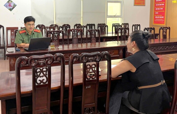 Cán bộ Phòng An ninh chính trị nội bộ làm việc với chủ tài khoản L.G.T. (Ảnh: Công an Nghệ An).