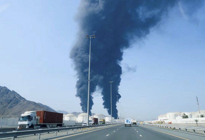 Hình ảnh cảng dầu mỏ tại Fujairah của UAE bốc cháy trong vụ tấn công hồi tháng 3. (Ảnh: Reuters)