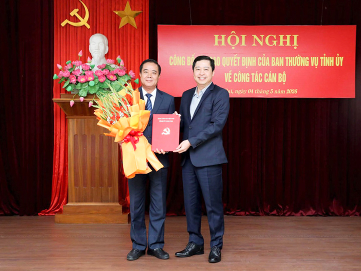 Ông Dương Quốc Huy, Ủy viên Ban Chấp hành Trung ương Đảng, Bí thư Tỉnh ủy Lào Cai, trao quyết định và tặng hoa chúc mừng ông Phan Đăng Toàn. (Ảnh: Cổng thông tin điện tử tỉnh Lào Cai)
