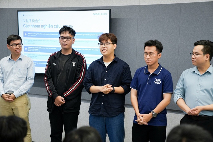 Các nhóm nghiên cứu đầu tiên tại SAIH thuyết trình tại lễ khởi động.