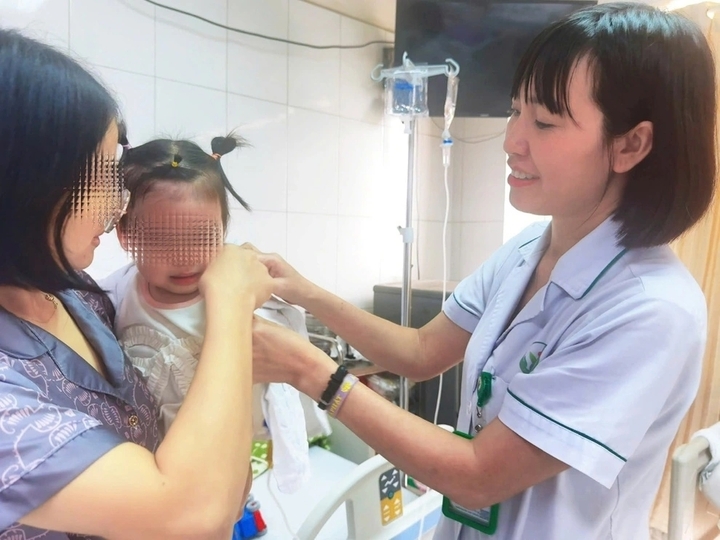 Nhân viên y tế kiểm tra sức khoẻ cho bệnh nhi. (Ảnh: BVCC)