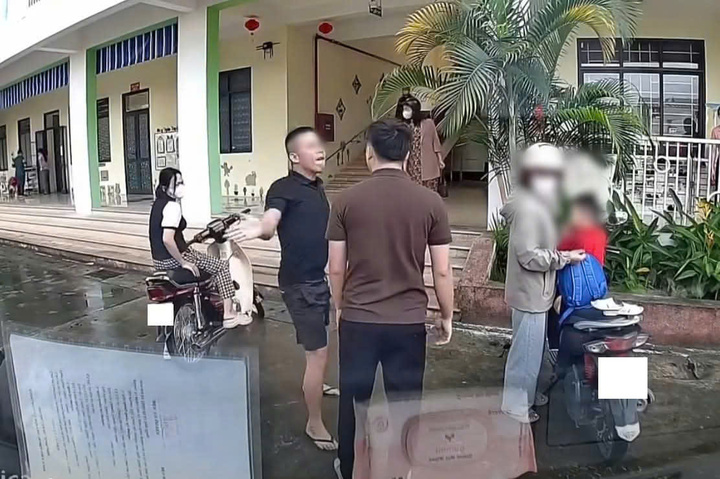 Người đàn ông mặc áo đen hùng hổ chửi bới, tát người giao hàng. (Ảnh cắt từ clip)