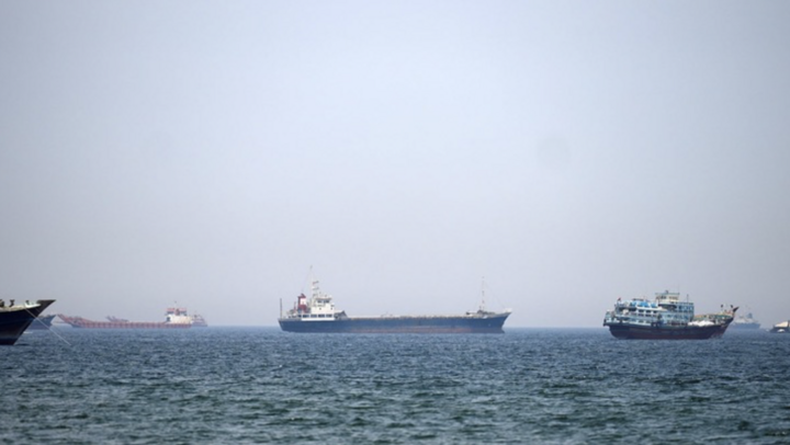 Tàu thuyền đi lại quanh eo biển Hormuz. (Ảnh: Reuters)