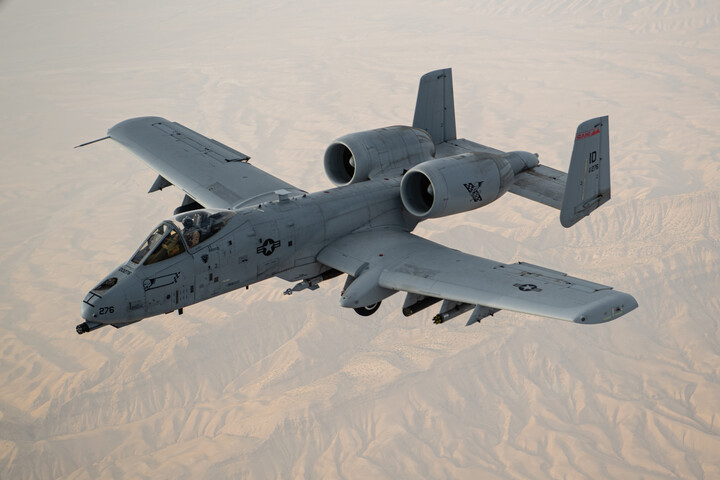 Máy bay cường kích Fairchild Republic A-10 Thunderbolt II của Không quân Mỹ bay qua khu vực trách nhiệm của Bộ Tư lệnh Trung tâm Mỹ (CENTCOM), ngày 29/6/2020. (Ảnh: Không quân Mỹ)