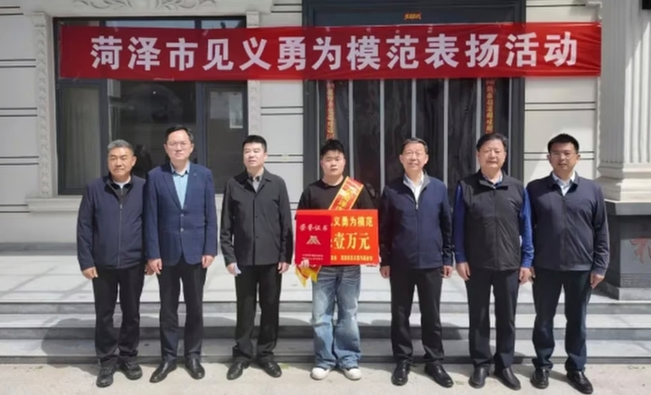 Trương Kiện được trao tặng bằng khen vì hành động nghĩa hiệp.