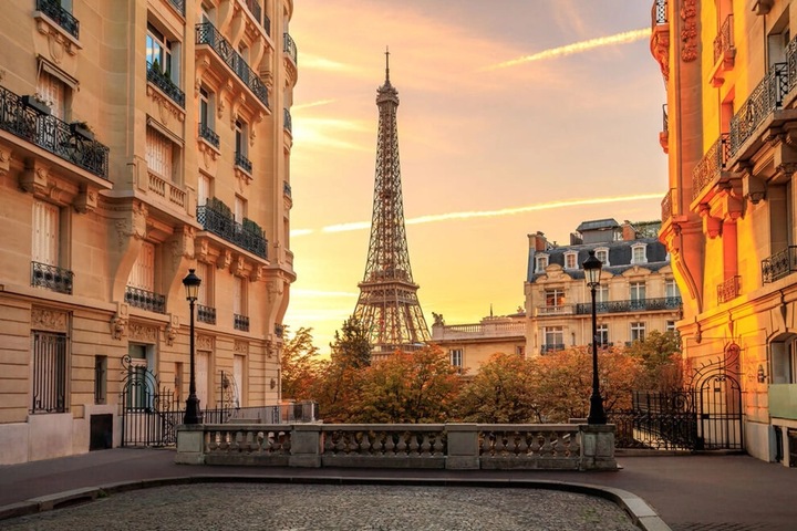 Tháp Eiffel bị cho là không hài hòa với các tòa nhà có kiến trúc hoài cổ ở Paris. (Ảnh: 10BEST)