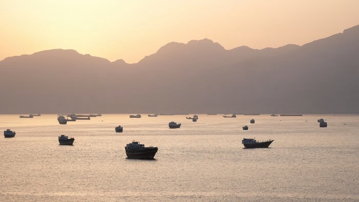 Tàu thuyền tại eo biển Hormuz trong tuần qua. (Ảnh: Reuters)