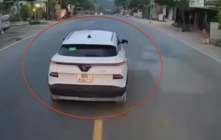 Tài xế lái ô tô lạng lách trên đường bị xử phạt 45 triệu đồng.