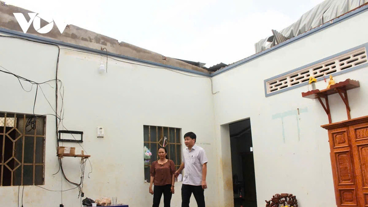 Nhà dân bị tốc mái.