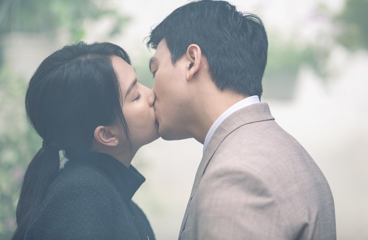 Lê Xuân Tiền có nhiều cảnh tình tứ với Ngọc Trinh trong "Thẩm mỹ viện âm phủ".