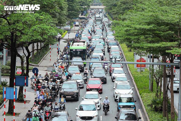 Tại khu vực phố Đào Tấn, ô tô xếp thành 3 hàng, xe máy len lỏi di chuyển qua các khoảng trống.