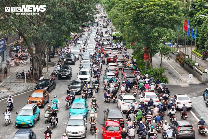 Phố Huỳnh Thúc Kháng rơi vào tình trạng ùn tắc nghiêm trọng, giao thông ken đặc ở cả hai chiều.