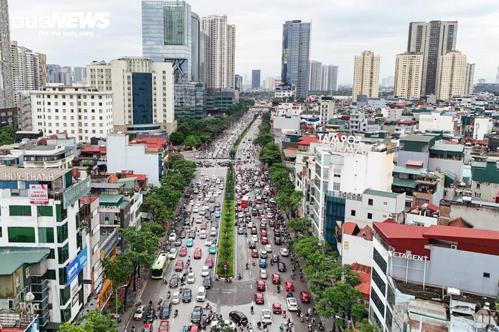 Kết thúc kỳ nghỉ lễ kéo dài 4 ngày, sáng nay (4/5), người dân trở lại cuộc sống sinh hoạt thường ngày. Lưu lượng xe tăng nhanh trong giờ cao điểm, nhiều tuyến đường huyết mạch và khu vực trung tâm Hà Nội ghi nhận tình trạng đông đúc, ùn ứ cục bộ.
