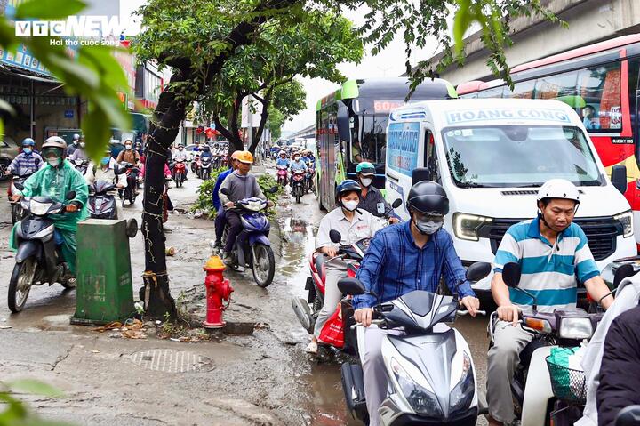 Ô tô dàn hàng 5, xe máy leo vỉa hè ngày đầu đi làm sau nghỉ lễ - 15