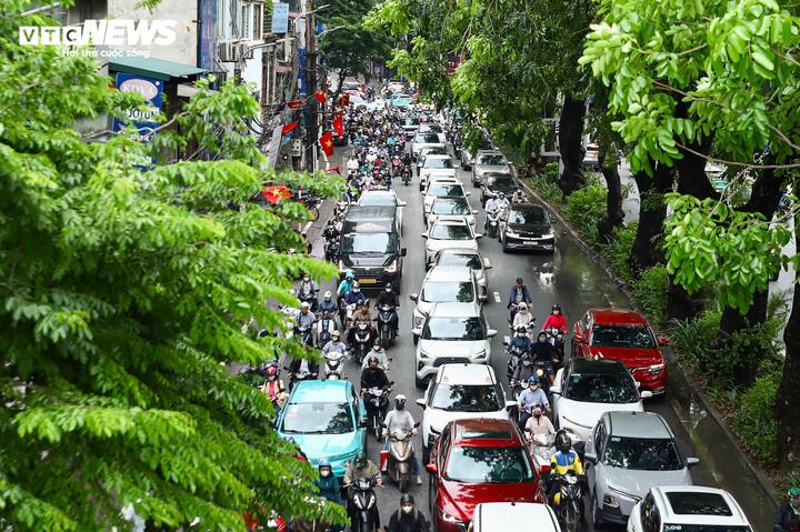 Trên đường Láng, lưu lượng phương tiện tăng đột biến; từ khu vực Ngã Tư Sở trở đi liên tiếp xuất hiện ùn ứ cục bộ tại các nút giao.