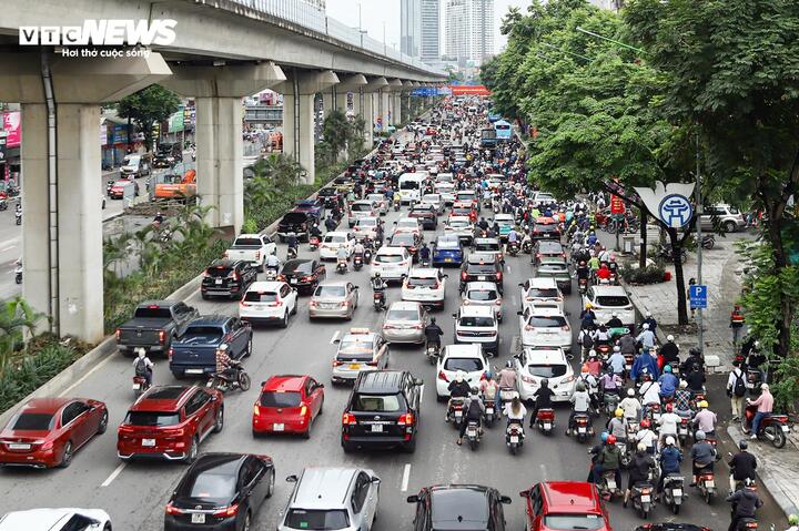 Trên đường Nguyễn Trãi, dòng phương tiện từ nhiều ngõ ngách đổ ra cùng lúc khiến tuyến đường ùn tắc kéo dài hàng km.