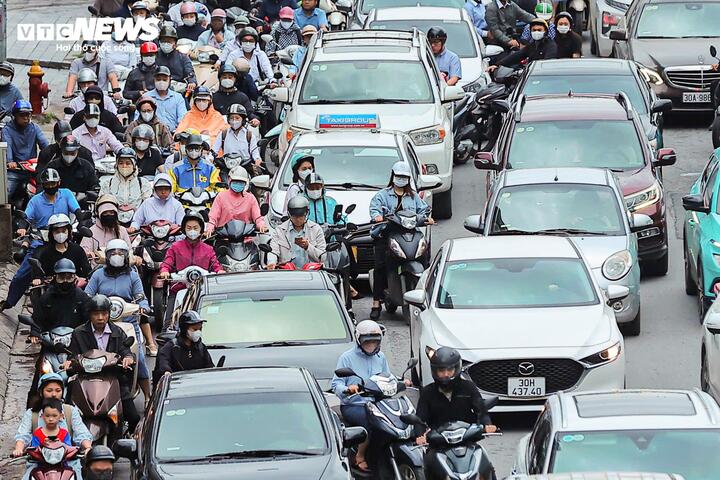 Ô tô dàn hàng 5, xe máy leo vỉa hè ngày đầu đi làm sau nghỉ lễ - 17