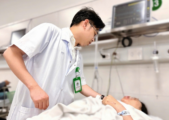 Bác sĩ xử trí ca bệnh. (Ảnh: BVCC)