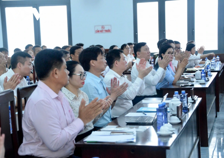Các đại biểu tại cuộc tiếp xúc cử tri.
