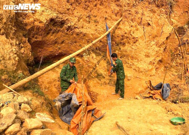 Dọc các khe suối như Rù Ràu, khe Bung (hay còn gọi là khe Bùn), "vàng tặc" dựng lán trại, sử dụng máy móc để hút nước, đào đất sàng đãi vàng. Nước thải từ điểm khai thác được xả thẳng ra môi trường, khiến nước khe suối chuyển màu vàng đục, đặc quánh.