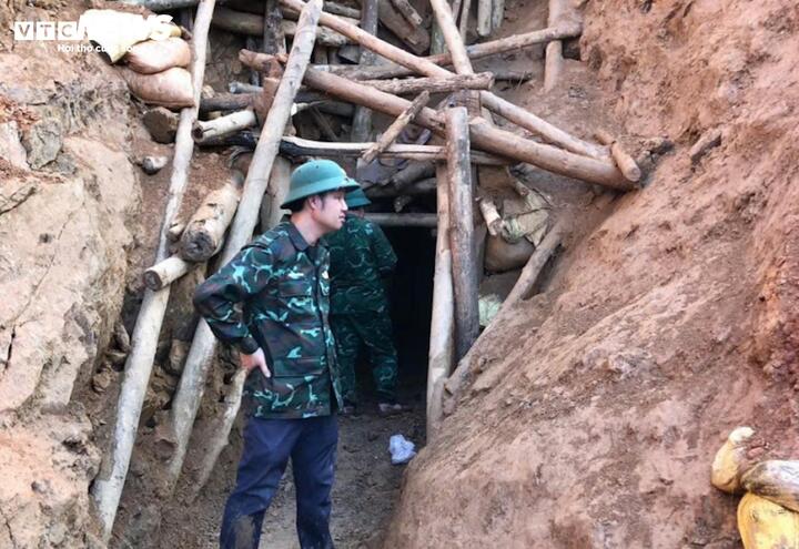 Từ giữa năm 2025, do giá vàng trên thị trường tăng cao nên nhiều người ngoài địa phương bất chấp quy định pháp luật, lập thành từng nhóm nhỏ rồi băng rừng vượt suối lẻn vào các khu vực khe suối ở xã A Lưới 1 (TP Huế) dựng lán, đào hầm khai thác vàng trái phép.