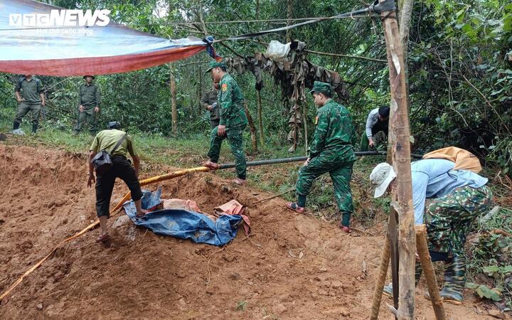 Chính quyền xã A Lưới 1 thừa nhận còn gặp nhiều khó khăn trong công tác đẩy đuổi vàng tặc, khi khu vực khai thác nằm sâu trong rừng, địa hình hiểm trở, di chuyển khó khăn, gây cản trở lớn cho công tác kiểm tra, truy quét... Trong khi đó, lực lượng mỏng, phương tiện hạn chế, "vàng tặc" luôn có dấu hiệu chống đối, cảnh giác cao.