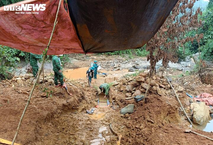 Theo lãnh đạo UBND xã A Lưới 1 (TP Huế), qua kiểm tra cho thấy, các hầm vàng được “vàng tặc” khoét sâu từ 5 đến 10m để lấy đất đãi vàng. Chúng ngăn suối, dùng nhiều máy nổ chạy hết công suất cả ngày lẫn đêm để hút nước, ngăn không cho nước suối chảy vào hầm.