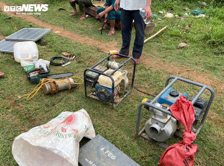 Nhiều máy móc, thiết bị do "vàng tặc" bỏ lại được lực lượng chức năng thu giữ như máy tời, máy nổ, máy hút nước, mô tơ điện, máy cưa gỗ, bình ắc quy cùng số lượng lớn ống dẫn nước...