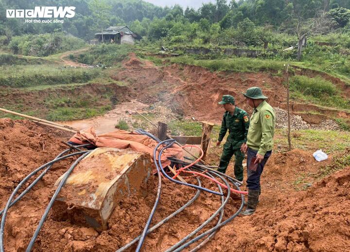 Theo người dân địa phương, sau khi dựng lán trại trong rừng, "vàng tặc" vận chuyển máy móc vào hiện trường để thực hiện đào đãi vàng thủ công kết hợp máy móc và hoạt động theo nhóm nhỏ từ 3 đến 6 người. Để tránh lực lượng chức năng, chúng thường xuyên di chuyển vị trí khai thác vàng và hoạt động chủ yếu vào ban đêm hoặc sáng sớm.