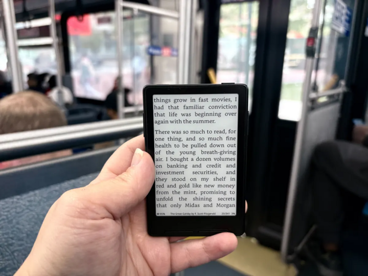 Xteink X3 - e-reader nhỏ gọn với màn hình e-ink, thiết kế gắn nam châm tiện lợi. (Nguồn: Techcrunch)