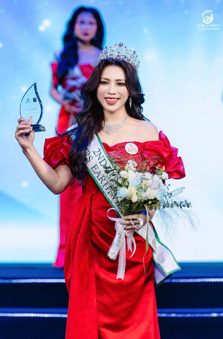 Hồng Mến đăng quang danh hiệu Á hậu 2 cuộc thi Mrs Earth Vietnam 2026.