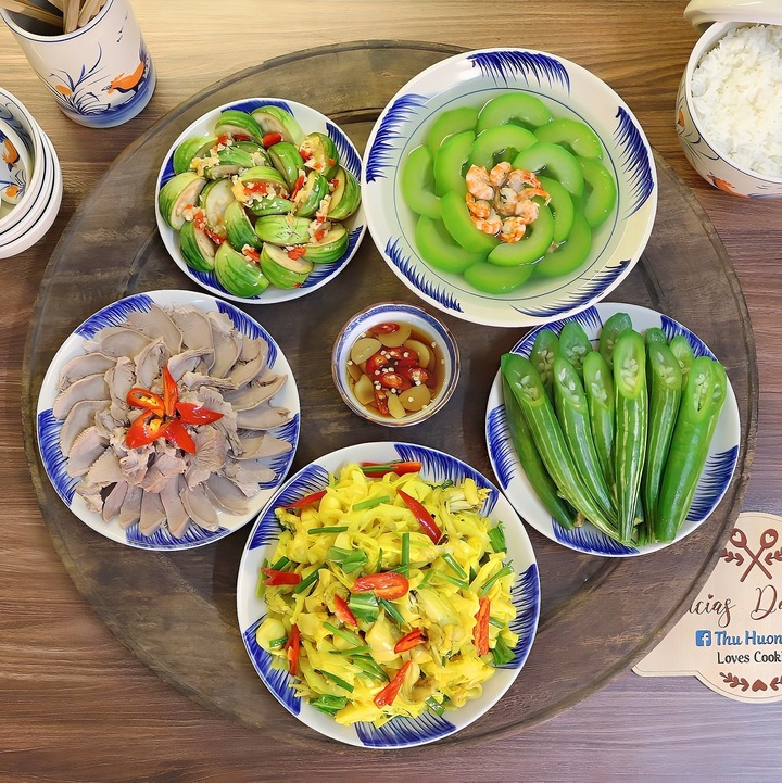 Mâm cơm có món ếch xào măng, lưỡi heo luộc, canh bí xanh nấu tôm, cà bát muối xổi, lặc lày luộc.