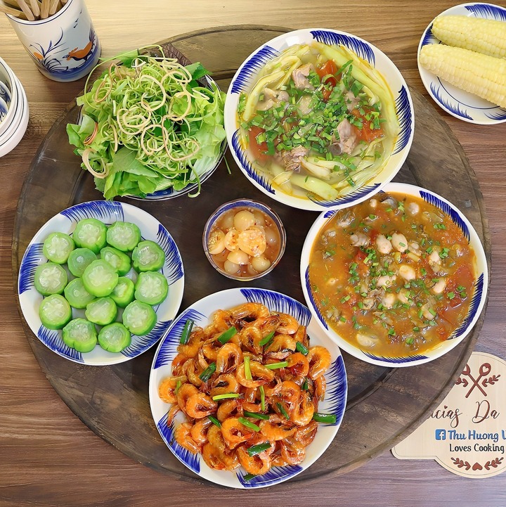 Bữa ăn này gồm thịt bò xào hoa thiên lý, chả ốc hấp, cá trắm sốt cà chua, canh rau ngót nấu thịt băm.