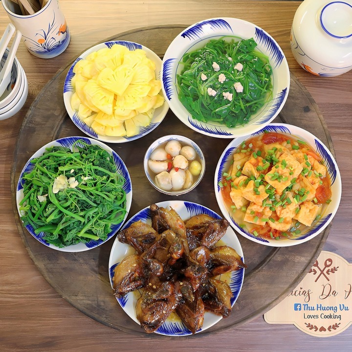 Mâm cơm mùa hè dễ ăn với các món chim cút nướng sốt ngũ vị, đậu phụ rán sốt cà chua, rau bí non xào tỏi, canh cải bó xôi nấu thịt băm.
