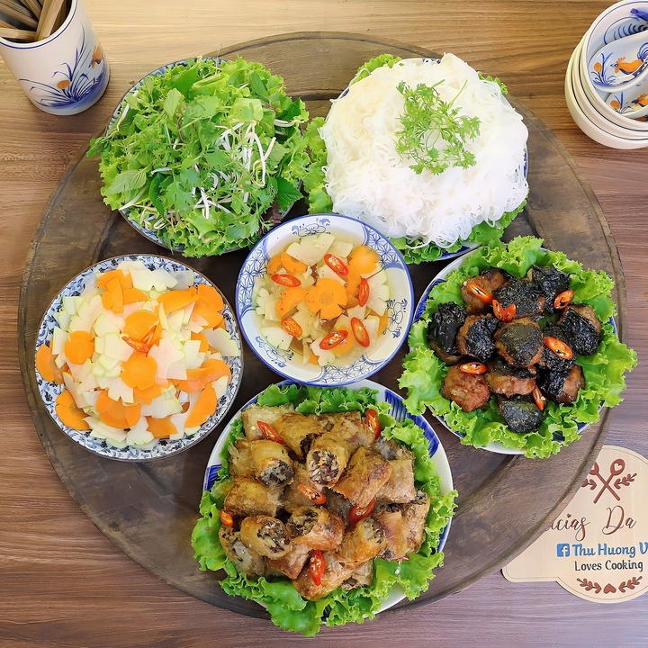 Mâm bún chả bún nem đổi bữa cho ngày hè nóng nực.