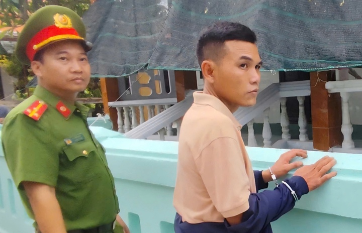 Khi phát hiện bị lực lượng công an vây bắt, Mai Đức Hạnh kiên quyết chống trả và tìm cách bỏ trốn. (Ảnh: Phan Bé)