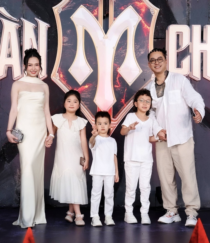 Vợ chồng Tuấn Hưng - Huyền Baby bên ba con: bé Son (trái), bé Sâm (giữa) và bé Su Hào (phải)