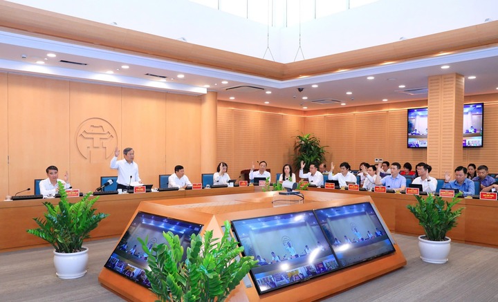 Tập thể UBND thành phố biểu quyết thống nhất thông qua các nội dung theo chương trình phiên họp.